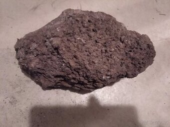Dekorace akvária - červený sopečný tuf s magnetem