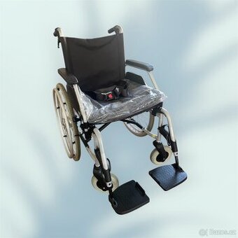 invalidní vozík Meyra s brzdama pro doprovod - 47cm