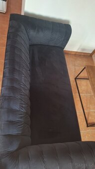 Elegantní černá sametová pohovka – jako nová