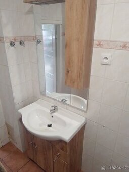 Koupelnová skříňka s umyvadlem a zrcadlem