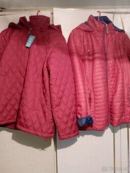 Bunda Dámská s kapucí a domácí obuv dámské.