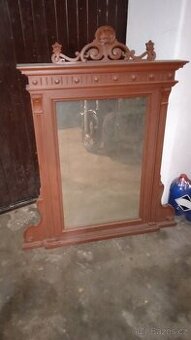 Zrcadlo v dřevěném rámu