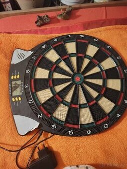 Prodám, terč a 9 šípek+ křídla a hroty