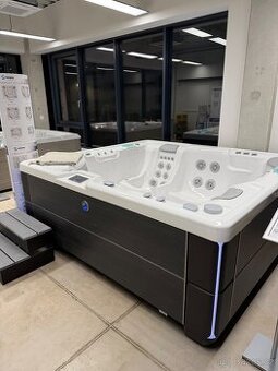 Výstavní vířivka HotSpring Envoy