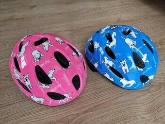 dvě dětské helmy