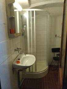 koupelna - bojler, sprchový kout
