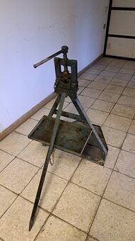 Instalatérský svěrák a stojan na trubky