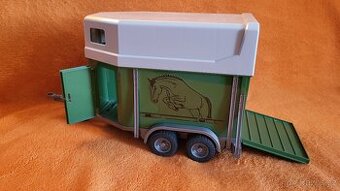 BRUDER Přepravník (zelený) + kůň a kráva (Měřítko 1:16)