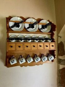 Police s porcelánem ,,rokoko’’