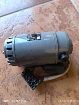 Elektromotor elektrickým motorek