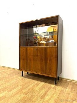 Retro knihovna s barem