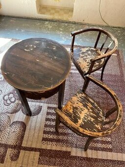 Starší stolek a dvě křesílka