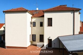 Dvoupodlažní dům (400 m2), 8 pokojů, pozemky (1.130 m2) - Do