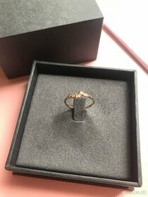 Zlatý zásnubní prsten s diamanty Wave Dotted - 1