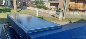 Box na střechu se solárním panelem