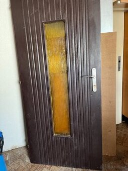 Dřevené izolované palubkové dveře.