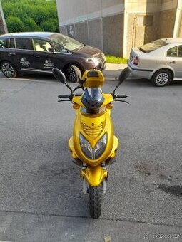 Skútr Kinroad 50ccm+náhradní díly a doplňky