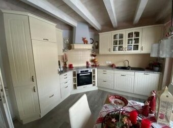 Venkovská kuchyně ve vanilkovém odstínu,4643