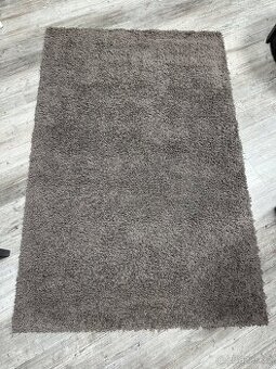 Hnědý koberec ikea