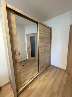 Skříň s posuvnými dveřmi a zrcadlem