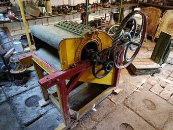Starý zemědělský stroj – řezanka / mlátička