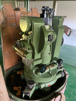 Starý teodolit v kovovém/ koženém obalu na záda