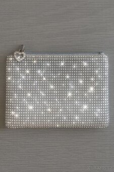 Dvě v jednom –luxusní stříbrná crossbody i kosmetická taštič