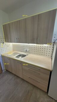 Kuchyňská linka na míru (2 dolní řady skříněk), akácie