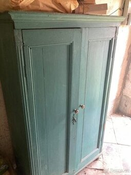 Stará dřevěná skříň