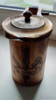 Starý dřevěný pivní korbel s víčkem