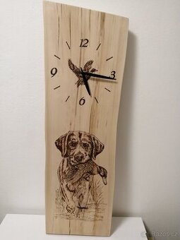 Hodiny z lipového masívu.