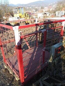 Nosná klec za menší traktor
