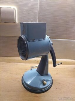 Retro mlýnek na strouhanku a ořechy Jihokov – s přísavkou