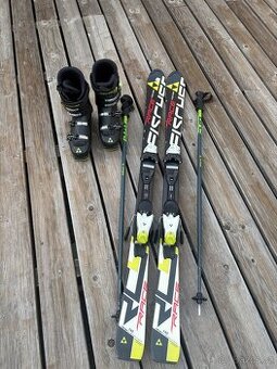 Prodám sjezdové lyže junior 140cm a boty 265 km, hůlky 110 c