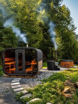 Sauna z Thermowoodu s kamny na dřevo a venkovním přikládáním