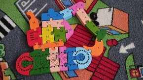 Dřevěné puzzle bagr s písmeny a čísly