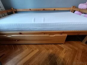 Dřevěná postel s roštem, matrací a úložným šuplíkem