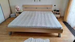 manželská postel 200 x 200 i s matrací a nočními stolky
