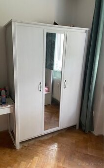 Šatní bílá skříň