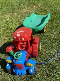 traktor s vlekem asi 50cm dlouhý