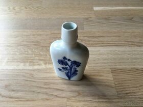 Porcelánová lahvička s modrou květinou - 1