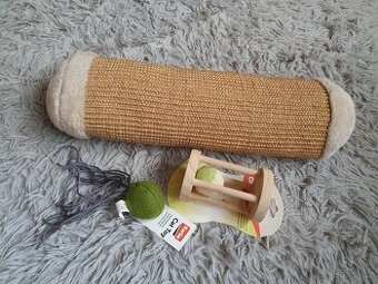 Škrabadlo a hračky pro kočku
