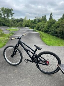 Slopestyle dirt kolo dartmoor shine pro 21
