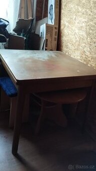 Dřevěný stůl