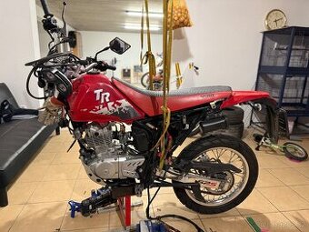 Moto Guzzi V85 TT 3/2021 Koupeno ČR / 1 majitel / Kufry