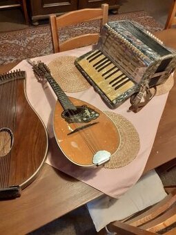 Prodej starých hudebních nástrojů