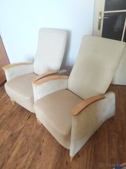 2 stejné pohodlné křesla