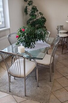 SKLENĚNÝ JÍDELNÍ STŮL A ČTYŘI ŽIDLE