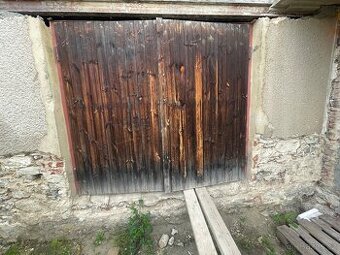 Dvoukřídlá garážová vrata s rámem