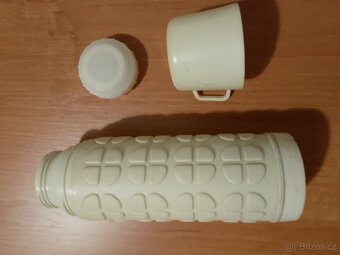 Krásná retro termoska na jarní turistické akce